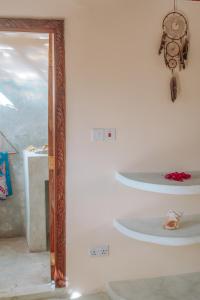 江比阿尼的住宿－Marvelous Zanzibar，挂在桌子旁边的墙上的镜子