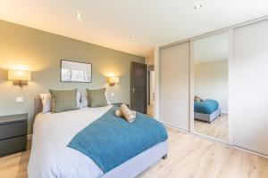 ein Schlafzimmer mit einem großen Bett mit einer blauen Decke in der Unterkunft Stylish 1 Bedroom Apartments Free Parking Good Location in Derby