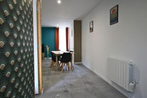 a dining room with a table and chairs at La brique Rouge, 5P Parking in Noeux-les-Mines