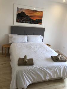 une chambre avec un lit avec deux chapeaux dessus dans l'établissement Incredible Apartment, à Alicante