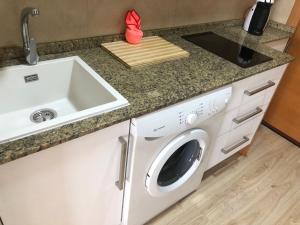 - un comptoir de cuisine avec évier et lave-linge dans l'établissement Incredible Apartment, à Alicante 15 autres photos