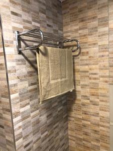 - une serviette suspendue à un porte-serviettes dans la salle de bains dans l'établissement Incredible Apartment, à Alicante