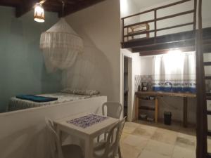 Habitación con mesa y litera en Casa INTI de Maracajaú, en Maracajaú
