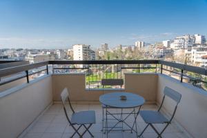 balcón con mesa, sillas y vistas en Kosmos Service Apartment Beautiful Studio 3 With Additional Cost Parking, en Tesalónica