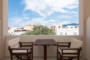 una mesa y sillas en un balcón con vistas en Hotel Venetia en Perdika