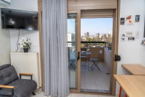 sala de estar con balcón con vistas a la ciudad en Kosmos Service Apartment Beautiful Studio 3 With Additional Cost Parking, en Tesalónica
