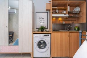 cocina con lavadora en Kosmos Service Apartment Beautiful Studio 3 With Additional Cost Parking, en Tesalónica