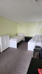 KehnertにあるElkras Elbeのベッド2台と椅子が備わる客室です。