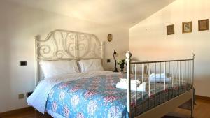 Ένα ή περισσότερα κρεβάτια σε δωμάτιο στο SE056 - Montemarciano, deliziosa mansarda con vista mare