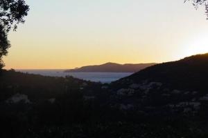 una vista sull'oceano da una collina con il tramonto di Chambre d'hôtes vue sur mer accés indépendant a Le Rayol-Canadel-sur-Mer
