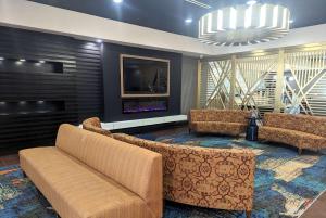 A seating area at La Quinta by Wyndham Woodway - Waco South