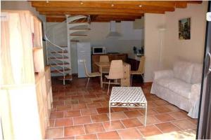 un salon avec un canapé et une table dans l'établissement gite millau, à Millau