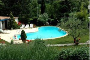 une grande piscine bleue dans une cour dans l'établissement gite millau, à Millau