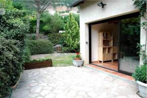 une porte ouverte d'une maison avec un jardin dans l'établissement gite millau, à Millau