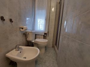 bagno con servizi igienici bianchi e lavandino di Pied à Terre Nr.5 a La Spezia