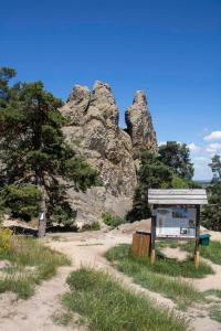 een bushalte voor een rotsformatie bij Ferienwohnung Waldliebe in Schierke