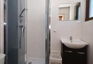 a bathroom with a sink and a shower at Sunny Apartament FizjoSPA & Sport Darłówko Zachodnie ul Kotwiczna-Marynarska 9 in Darłowo