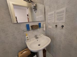 bagno con lavandino e specchio di Pied à Terre Nr.5 a La Spezia