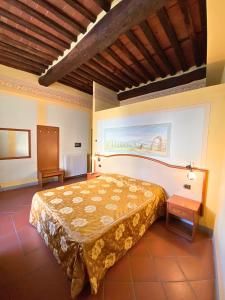 1 dormitorio con 1 cama grande en una habitación en San Pietro Tuscany Suites, en Lucca
