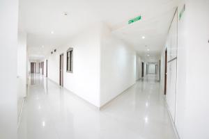 un pasillo vacío de un edificio con paredes blancas en FabHotel Skylon, Near Mahatma Mandir, en Pethāpur