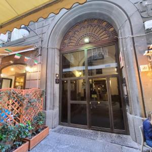 un ingresso a un edificio con porta a vetri di Napoli Centro Suite e Spa a Napoli