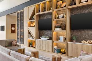 Hilton North Scottsdale At Cavasson的电视和/或娱乐中心