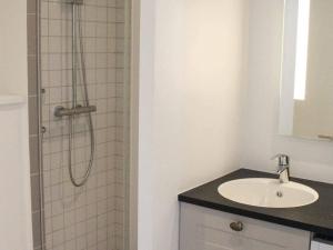 ein Bad mit einem Waschbecken und einer Dusche in der Unterkunft 4 person holiday home in Svaneke in Svaneke