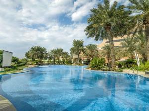 Bazén v ubytování Mövenpick Hotel Bahrain nebo v jeho okolí