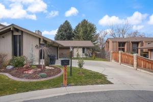 een huis met een brievenbus voor een oprit bij Cozy Bungalow in Provo for 4 Guests in Provo