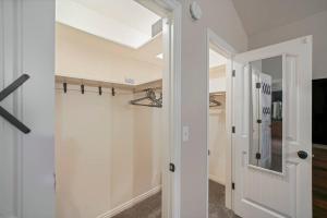 een hal met een schuifdeur en een spiegel bij Cozy Bungalow in Provo for 4 Guests in Provo +22 foto's