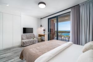 Postel nebo postele na pokoji v ubytování Seaview Villa Dolac with heated pool, a Hot tub, Finnish sauna and Billiards + 35 fotografií