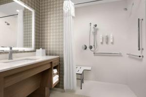 阿比林Home2 Suites By Hilton Abilene Southwest的带水槽、淋浴和马桶的浴室