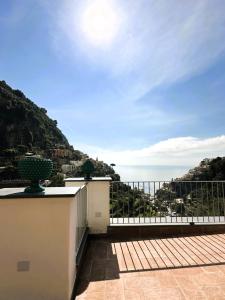 a balcony with a view of the ocean at Il Canneto in Positano