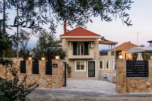 ein Haus mit einem Tor davor in der Unterkunft Villa Azra in Zakynthos