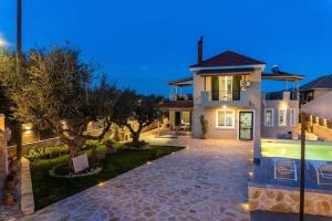 eine Villa mit Swimmingpool bei Nacht in der Unterkunft Villa Azra in Zakynthos