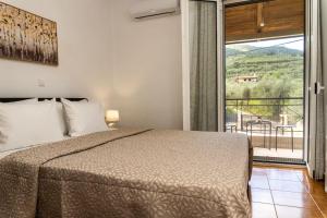 ein Schlafzimmer mit einem Bett und einem großen Fenster in der Unterkunft Villa Azra in Zakynthos + 31 Fotos