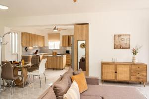 ein Wohnzimmer und eine Küche mit Sofa und Tisch in der Unterkunft Villa Azra in Zakynthos
