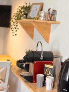 Příslušenství pro přípravu čaje a kávy v ubytování LA Casa Di Lusso N5 - Adults Only