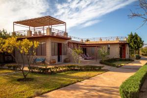 una casa con balcone sopra di La Ferme de LallaDom a Tameslouht