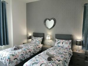 En eller flere senge i et værelse på Luxury Town House