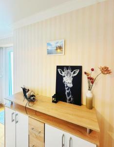 un comptoir avec une photo d'une girafe sur lui dans l'établissement Montreux IX, à Montreux