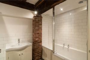 Vannituba majutusasutuses Grade 2 listed , In the heart of Historic Ludlow.