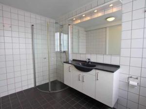 y baño con lavabo y ducha. en 4 person holiday home in Svaneke, en Svaneke
