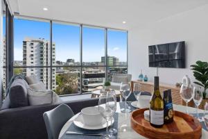 une salle à manger avec une table et des verres à vin dans l'établissement Cozy 2 bed Retreat Milton - Pool, Walk to SStadium, à Brisbane