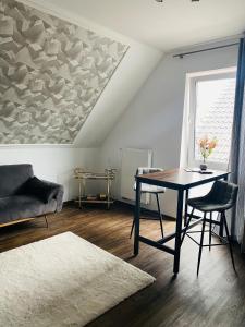 een woonkamer met een tafel en een bank bij 2-Zimmer-Oase-Cityapartment Bielefeld Mitte 402 in Bielefeld