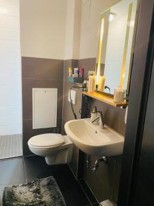 a bathroom with a toilet and a sink at 2-Zimmer-Oase-Cityapartment Bielefeld Mitte 402 in Bielefeld