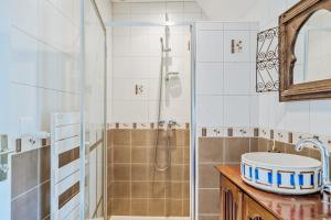 y baño con ducha y lavamanos. en Chambre d'hôte La Chapelle, en La Rochelle-Normande