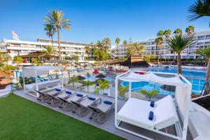an image of the pool at the resort at Alexandre La Siesta in Playa de las Americas +43 photos