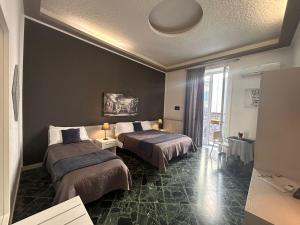 una camera con due letti di Amarillo a Palermo