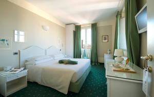 A bed or beds in a room at Hotel Gregoriana